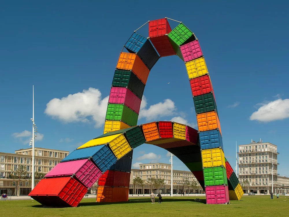 L’arche de conteneurs colorés « Catène de containers » sur le port du Havre, sous un ciel bleu.